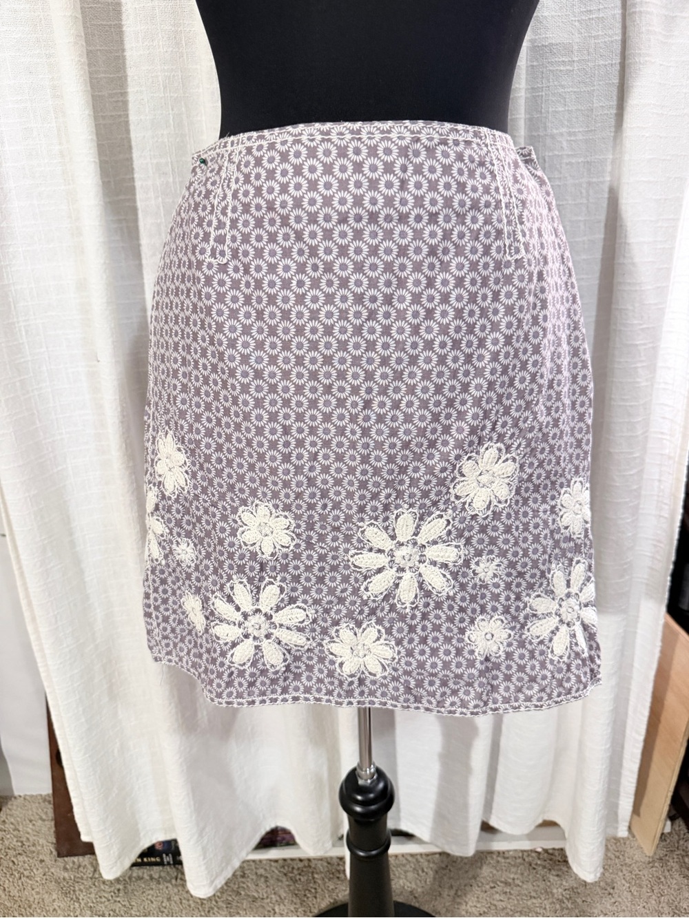 Studio M Skirt with embroidered White Daisies